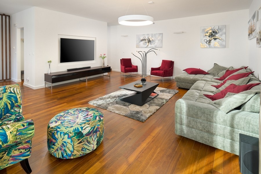 Salon avec coin canapé et parquet
