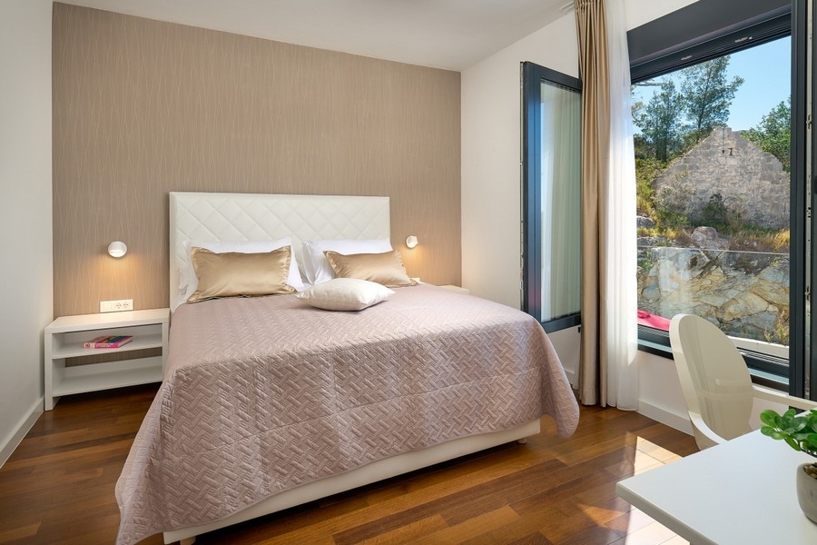 Chambre avec lit double et grande fenêtre