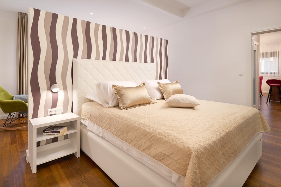 Chambre lumineuse avec lit double