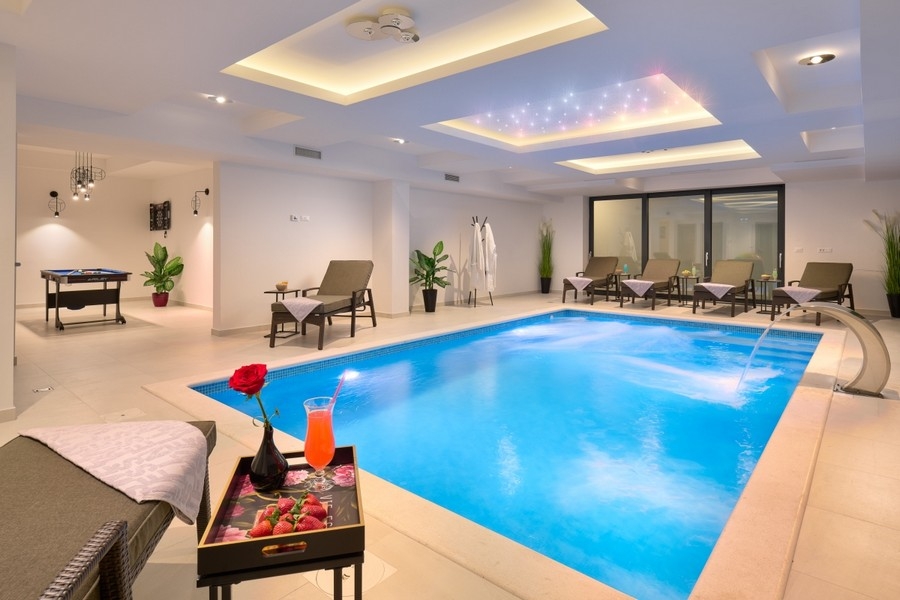 Piscine intérieure dans l'espace bien-être de la villa