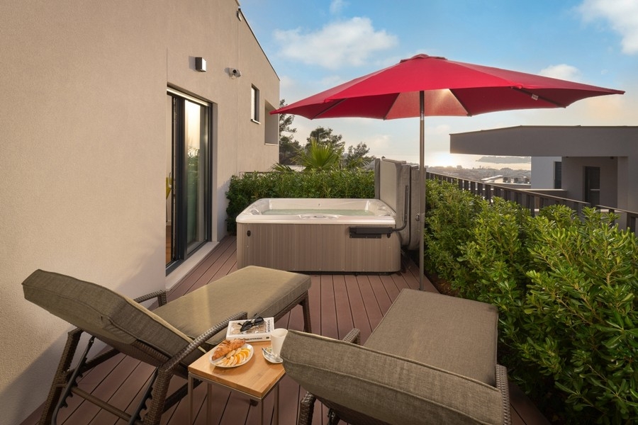 Terrasse avec jacuzzi et bains de soleil