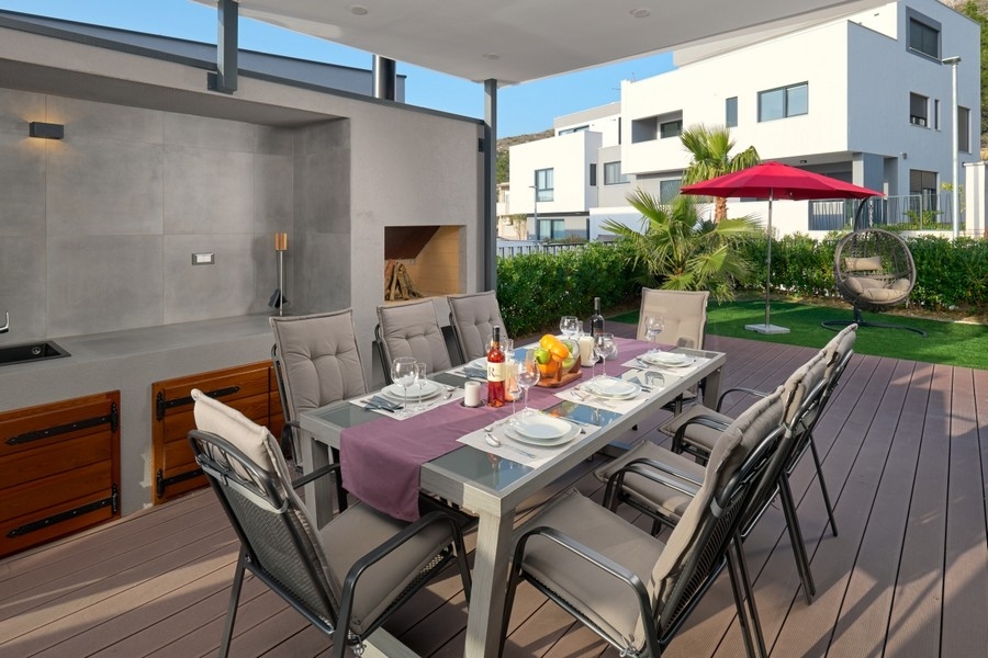 Cuisine d'été avec espace repas en plein air