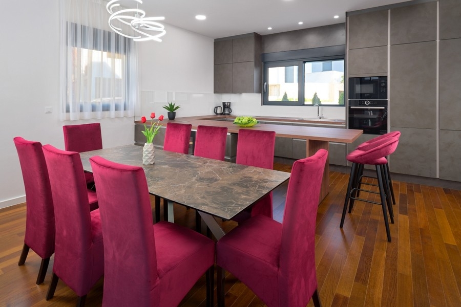Cuisine avec grande table à manger