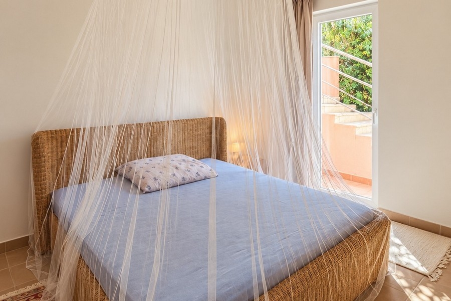 Chambre avec lit double et moustiquaire