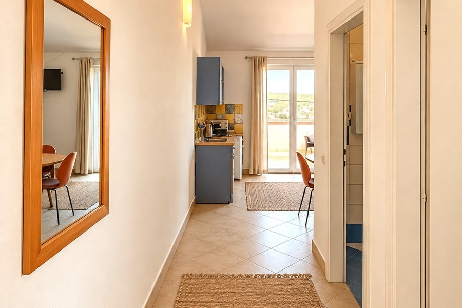Couloir d'un appartement avec vue sur la kitchenette