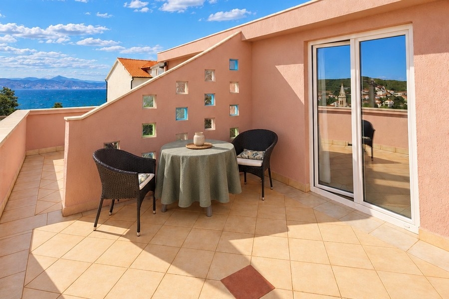 Terrasse avec coin salon et vue sur la mer