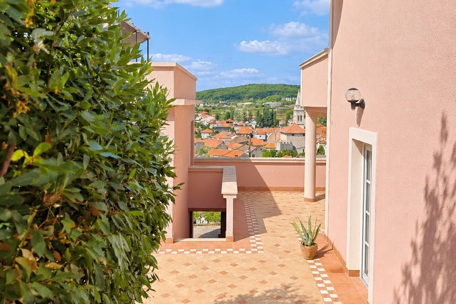 Vue extérieure de la maison avec vue sur les toits de Jelsa