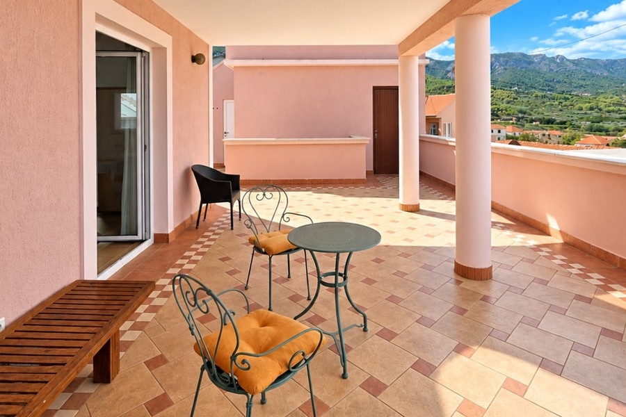 Terrasse couverte de l'appartement du premier étage