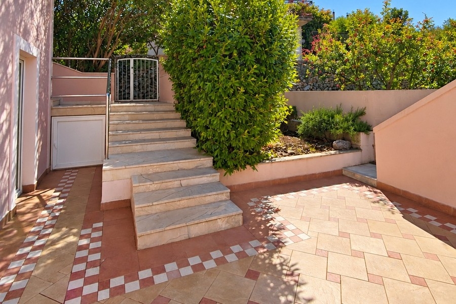 Entrée avec escalier et jardin méditerranéen