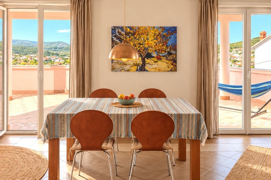 Salon avec table à manger et accès à la terrasse