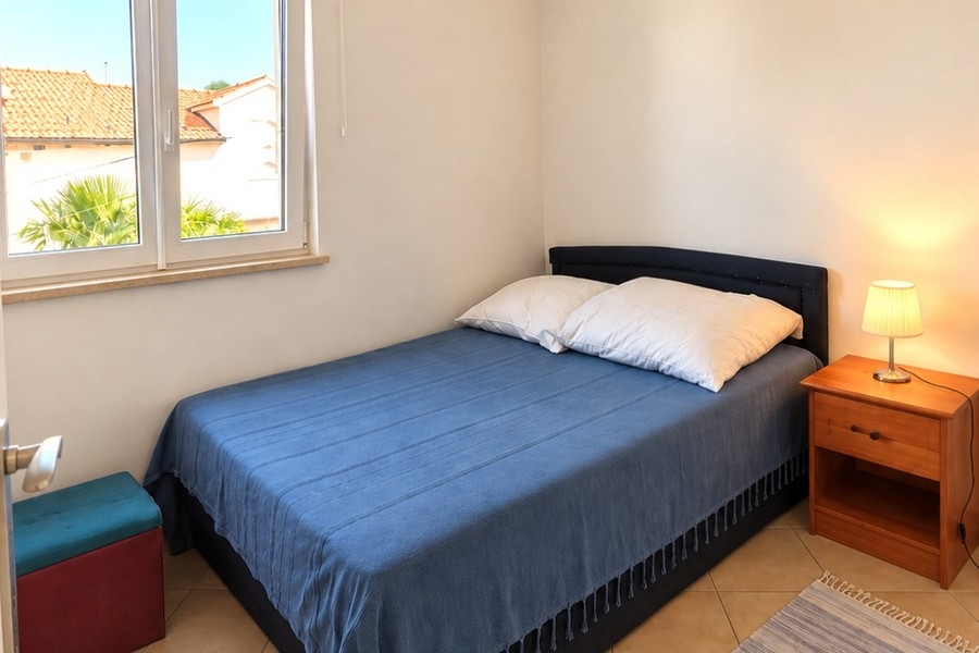 Chambre avec lit double dans l'un des appartements