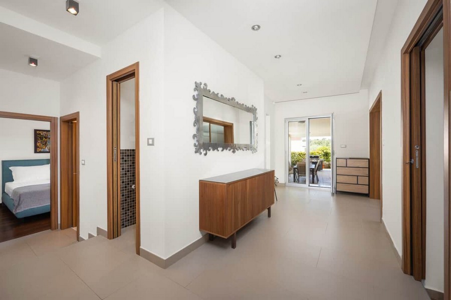Couloir avec buffet et miroir