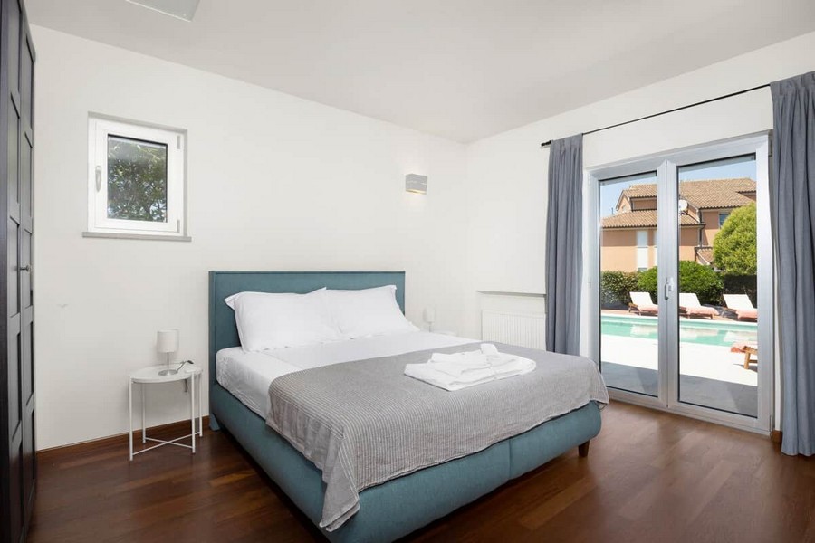 Chambre avec vue sur la piscine