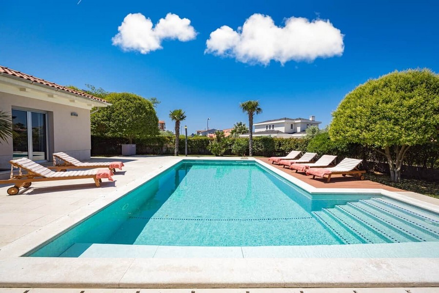 Piscine chauffée avec bains de soleil