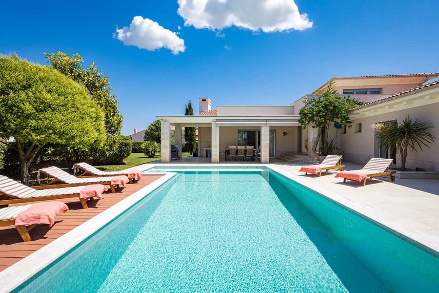 Piscine et solarium devant la villa