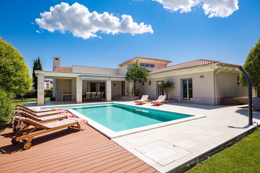 Arrière de la villa avec jardin et piscine