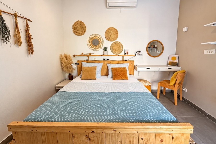 Chambre avec lit double en bois