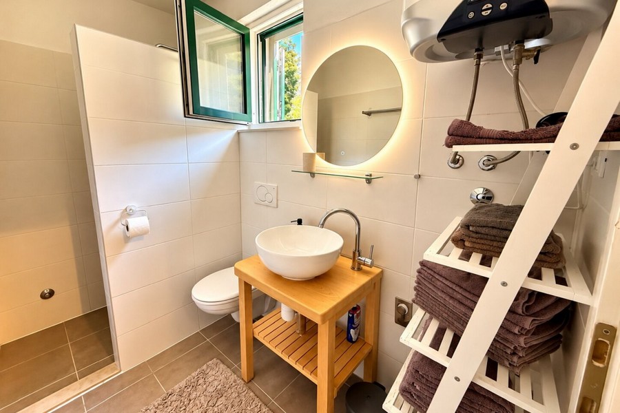 Salle de bains avec meuble vasque et sèche-serviettes