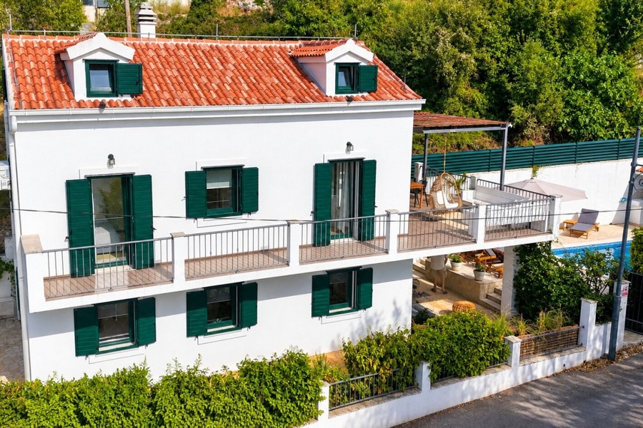 Maison individuelle avec balcon et volets à Podstrana