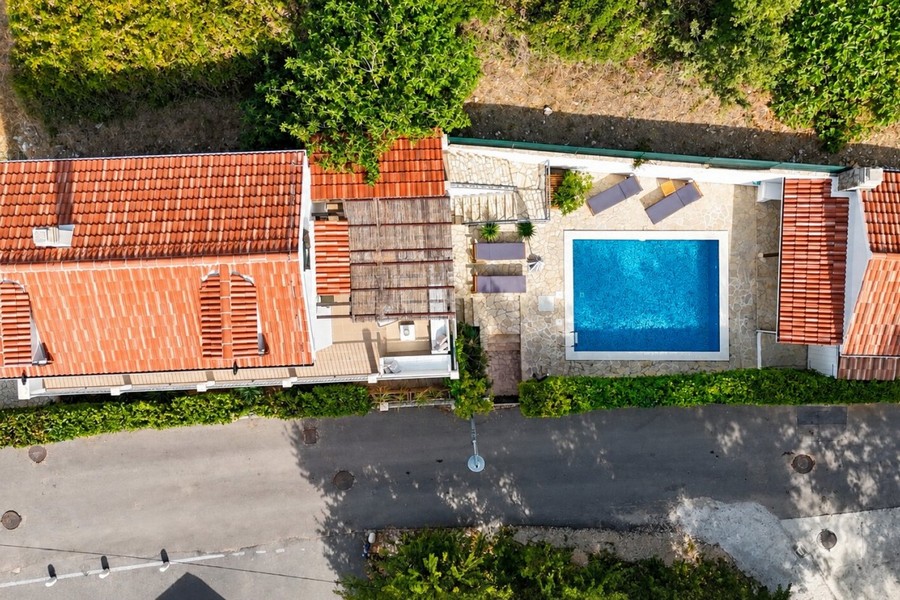 Vue aérienne de la maison avec piscine et parking
