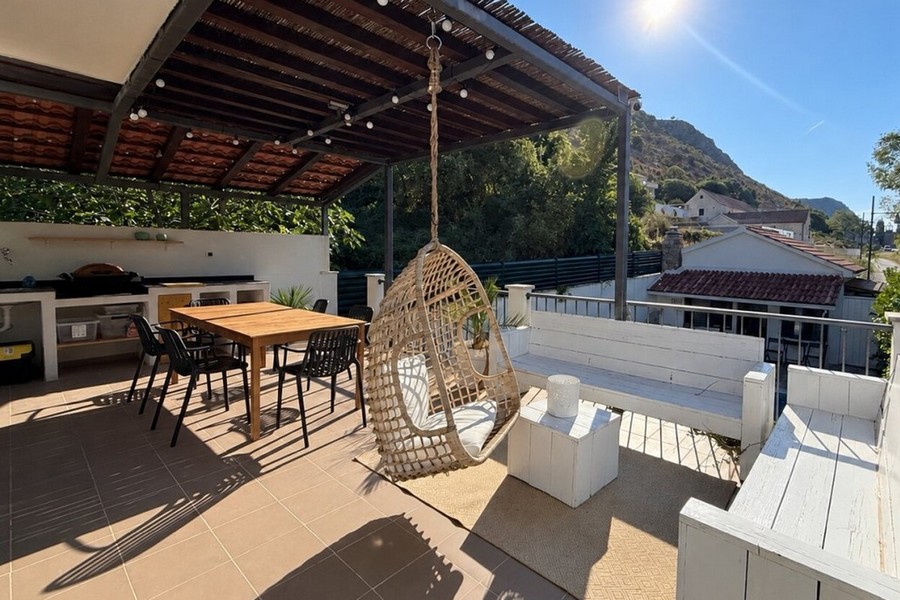 Terrasse couverte avec cuisine extérieure et coin salon