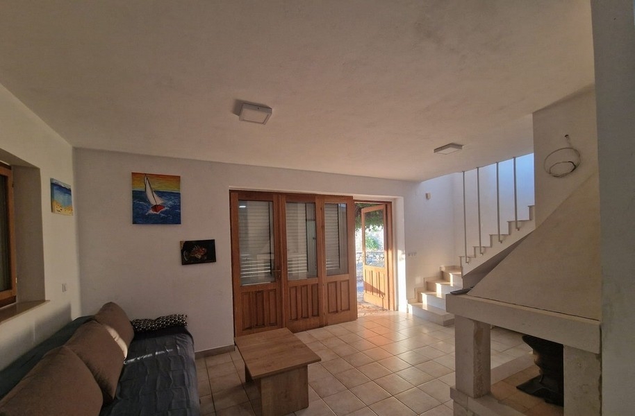 Séjour avec cheminée et escalier vers l'étage