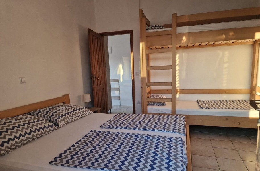 Chambre avec lit double et lits superposés