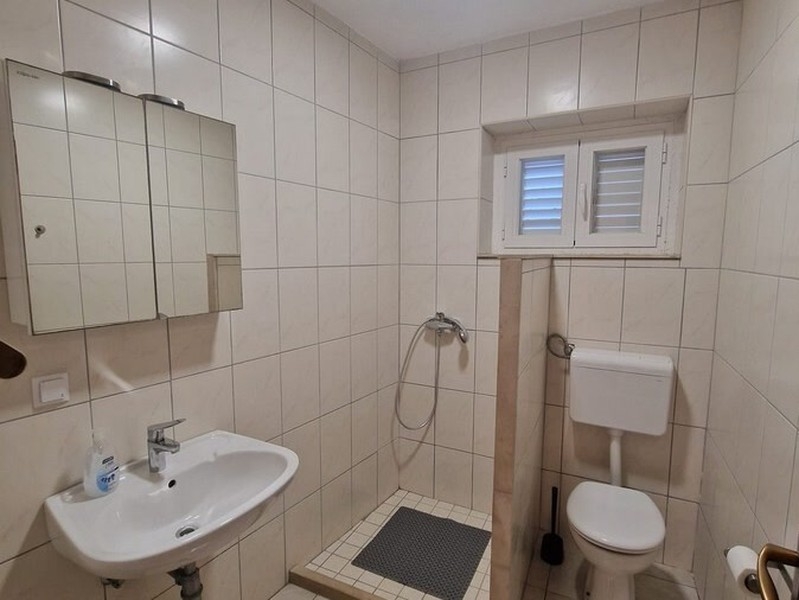 Salle de bains avec douche
