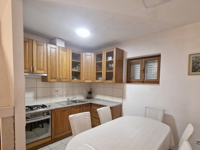 Cuisine avec façades en bois et table à manger