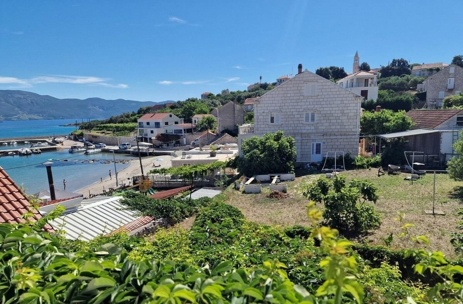 Vue depuis le terrain sur le port et la baie de Lumbarda