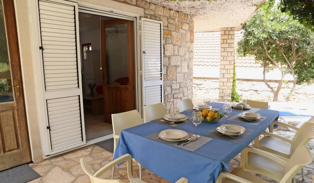 Terrasse couverte avec table à manger
