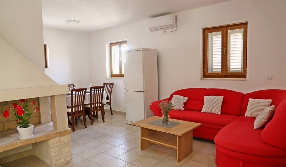 Salon avec cheminée et table à manger