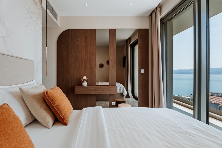 Chambre avec éléments en bois et façade vitrée
