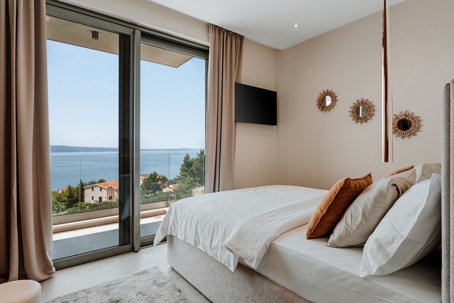 Chambre avec lit double et vue mer