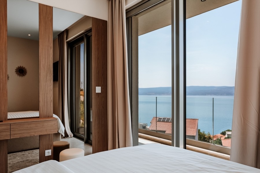 Chambre lumineuse avec vue sur la côte