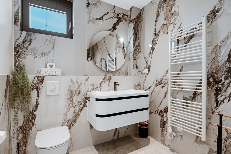 Salle de bains aspect marbre