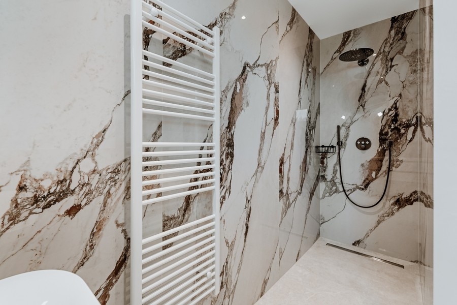Douche à l'italienne dans la salle de bains
