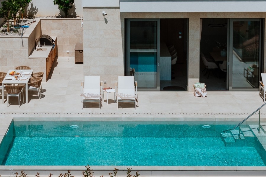 Piscine avec bains de soleil sur la terrasse