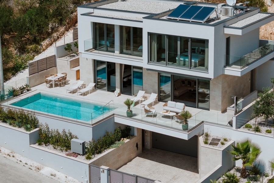 Vue extérieure de la villa avec piscine et terrasses