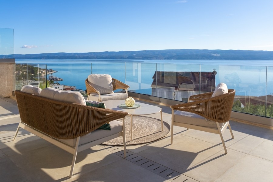 Terrasse avec mobilier lounge et vue sur la mer