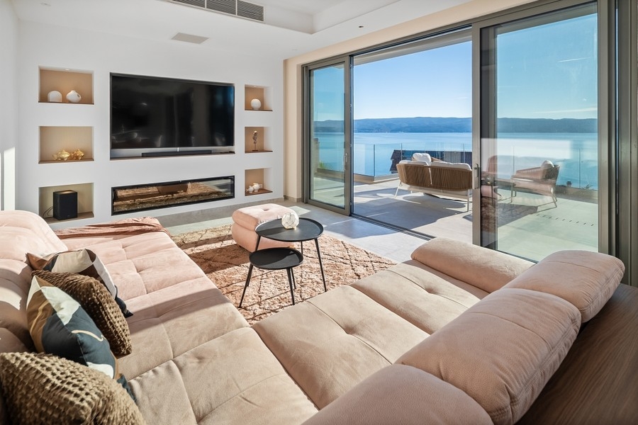 Salon avec grande façade vitrée et vue mer