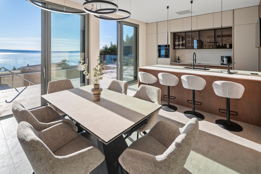 Table à manger et cuisine avec vue sur la mer