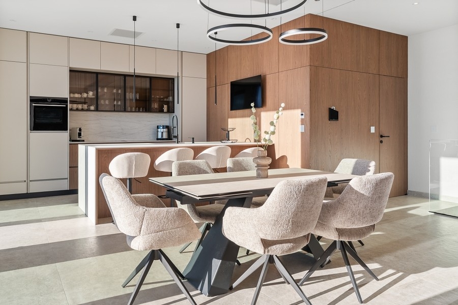 Espace repas devant la cuisine équipée moderne