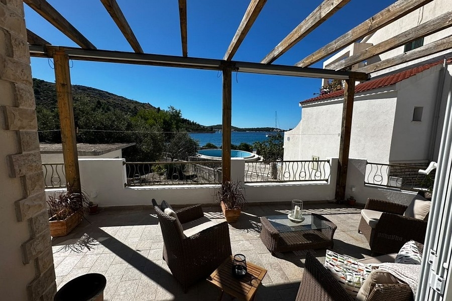 Terrasse couverte avec coin salon et vue mer