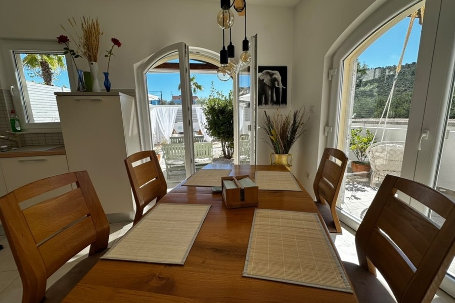 Espace repas avec table en bois
