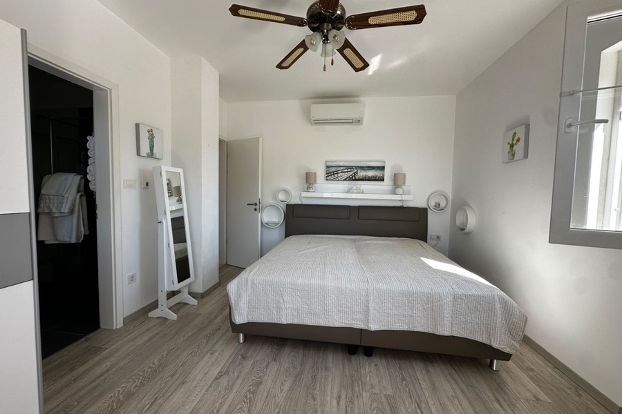 Chambre principale avec lit double