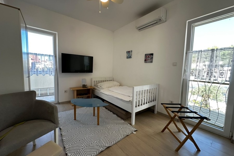 Chambre avec lit simple et télévision