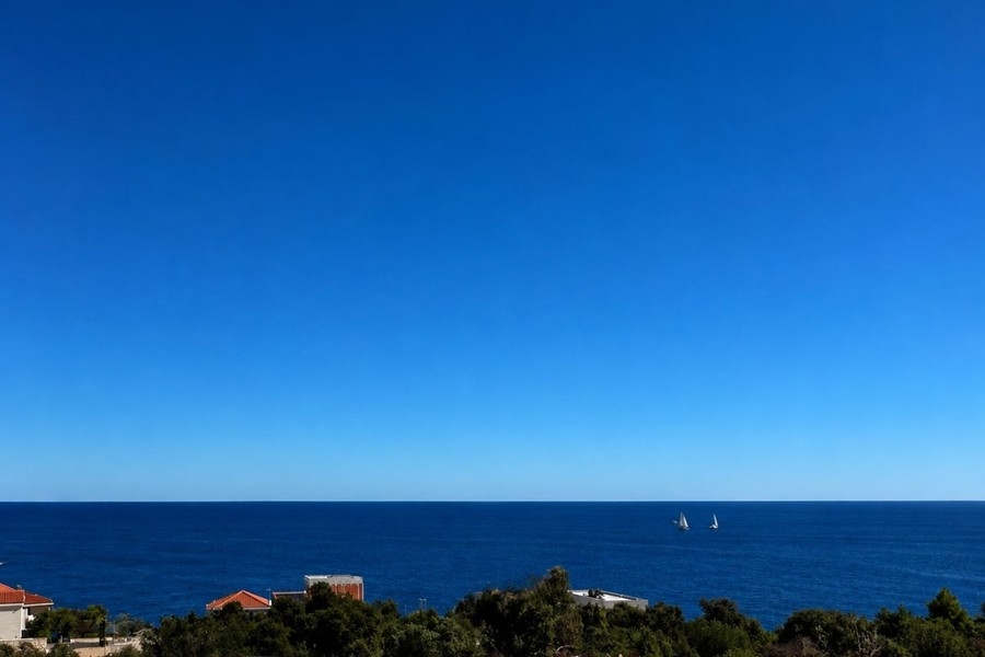 Vue depuis le terrain sur la haute mer