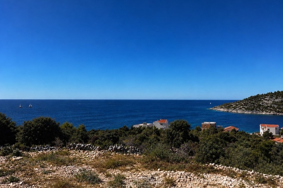 Vue mer sur la côte près de Rogoznica