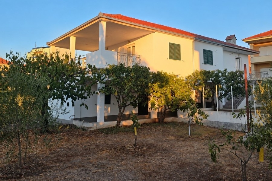 Vue extérieure de la maison avec jardin